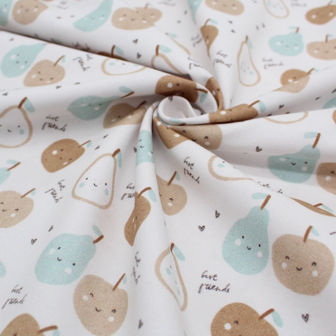 Baumwollstoff mit Apfel- und Birnenillustrationen in Beige und Mintgrün – ideal für Kissen und Decken im Kinderzimmer.