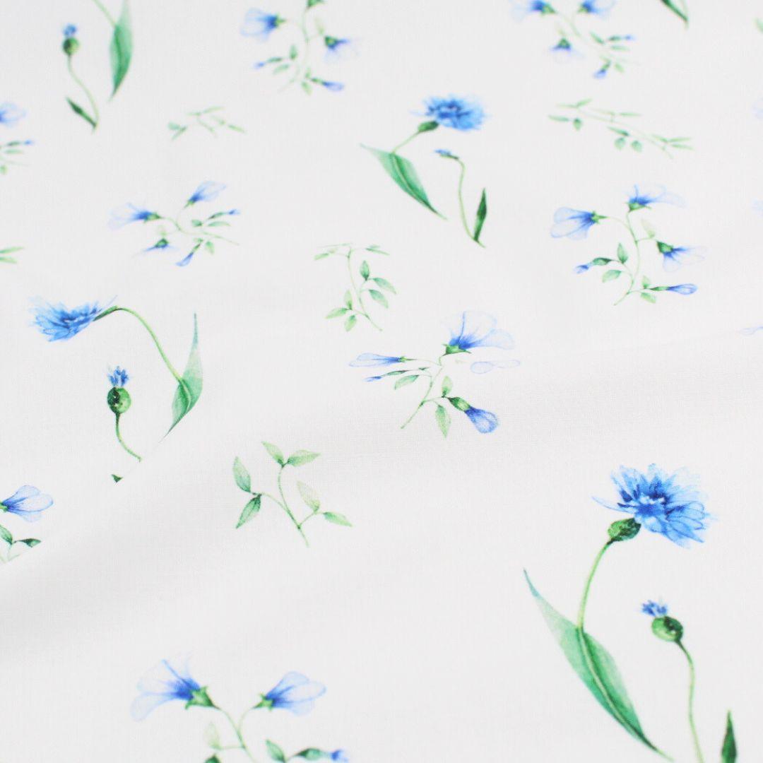 Baumwollstoff blaue Kornblumen auf Ecru Nahaufnahme