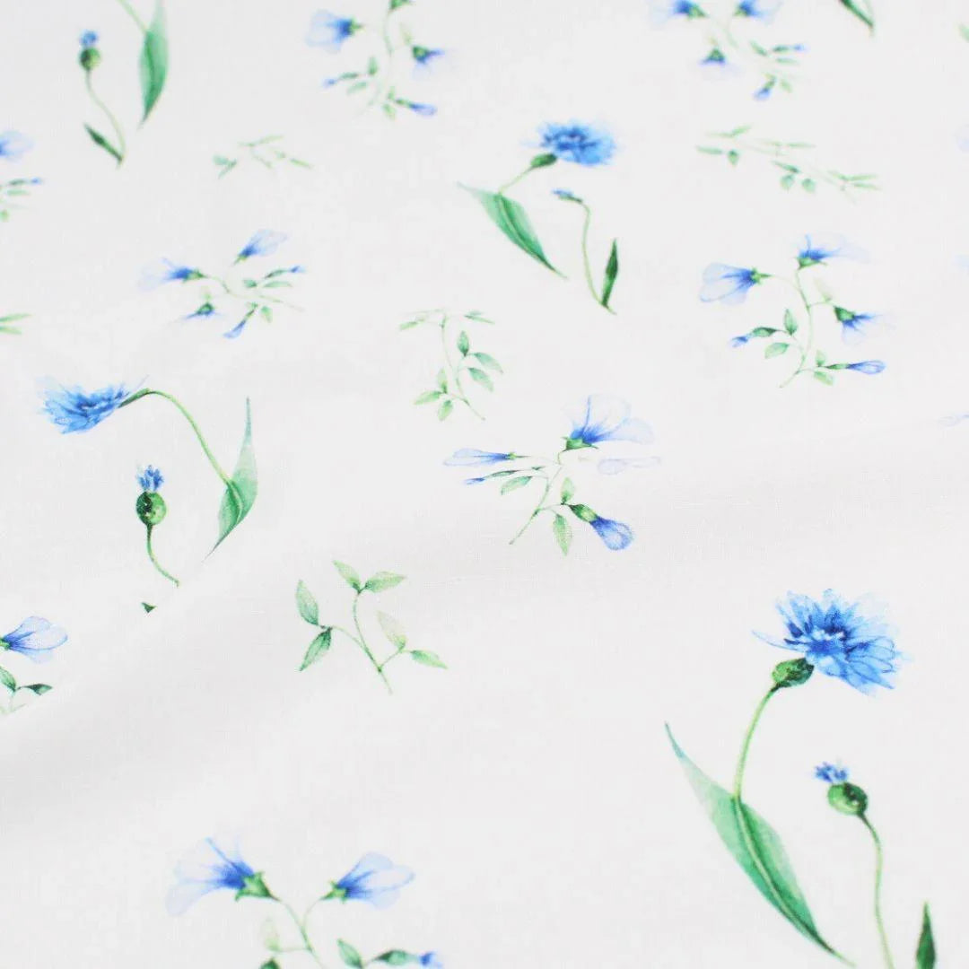 Baumwollstoff blaue Kornblumen auf Ecru Nahaufnahme