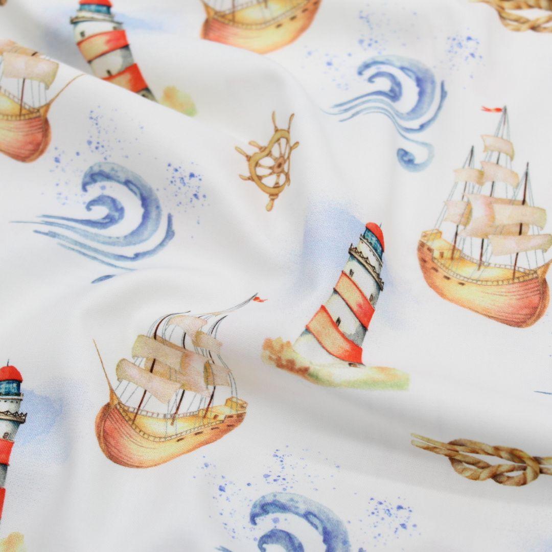 Baumwollstoff im maritimen Design mit Ankern, Schiffen und Wellen | Nahaufnahme