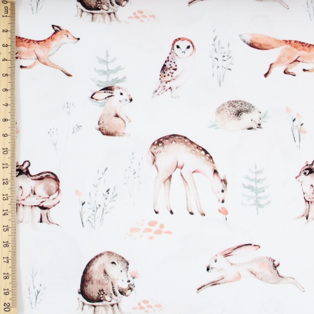 Weißer Baumwollstoff mit handgezeichnetem Tiermotiv Waldfreunde Winter – OEKO-TEX 100