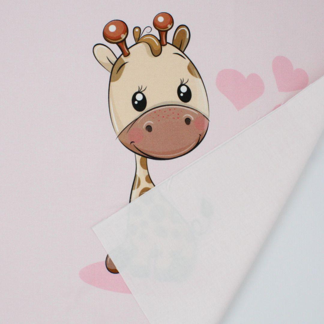 Detailansicht des süßen Giraffenmotivs auf rosa Baumwollstoff | Rückseite