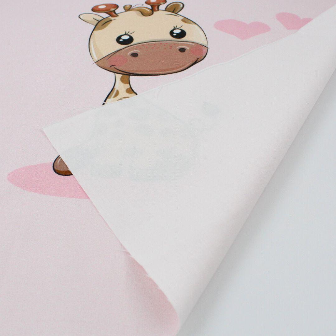 Detailansicht des süßen Giraffenmotivs auf rosa Baumwollstoff | Rückseite
