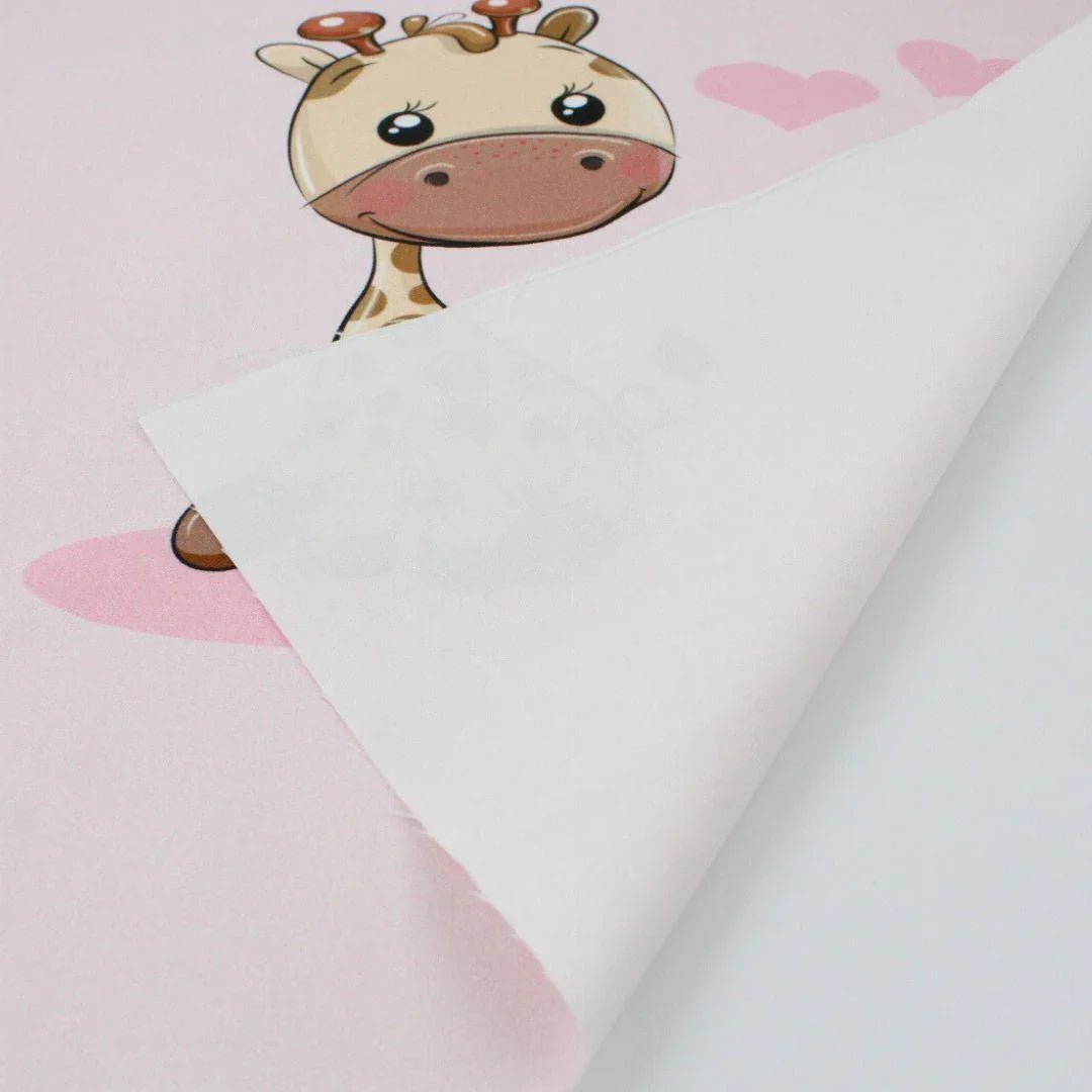 Detailansicht des süßen Giraffenmotivs auf rosa Baumwollstoff | Rückseite