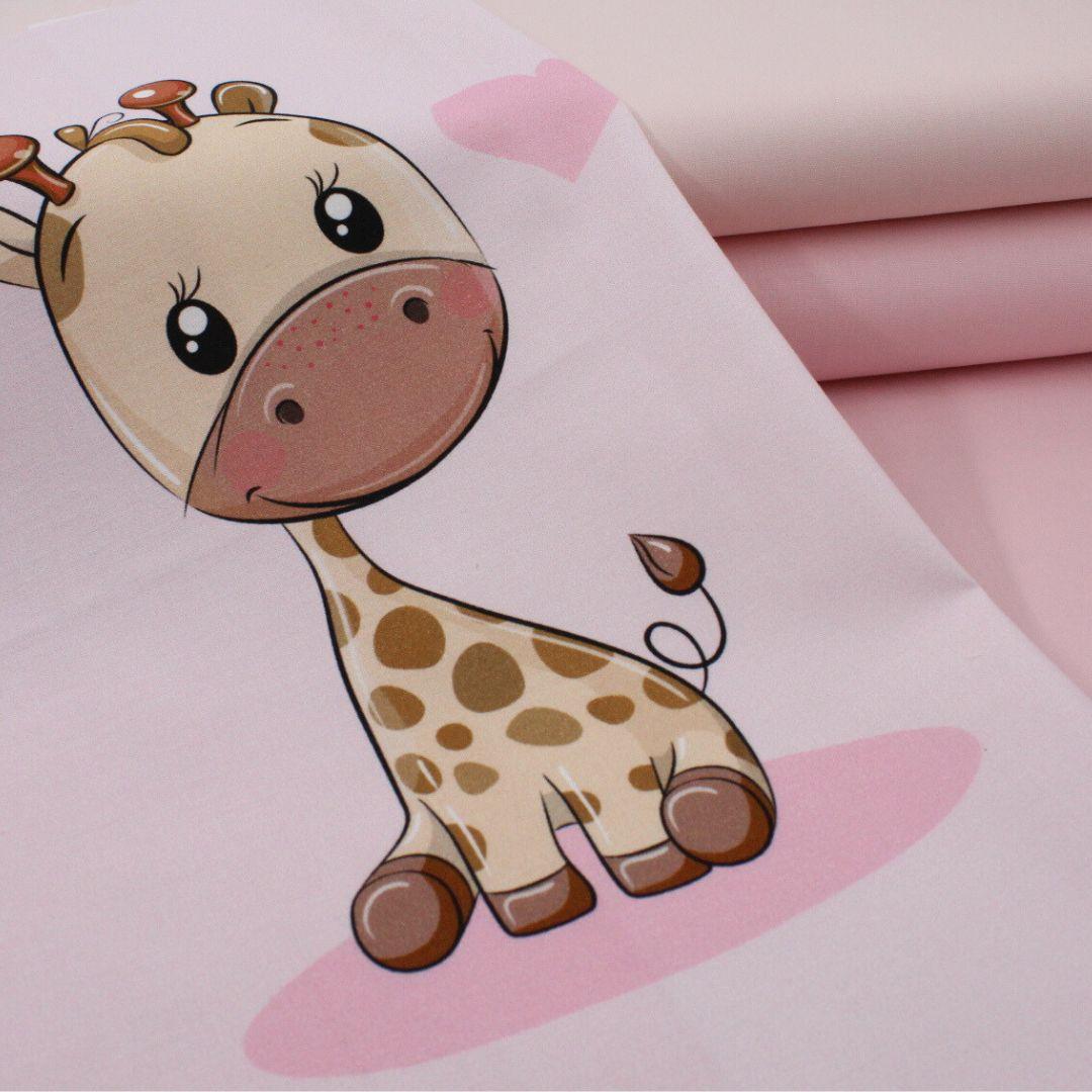 Detailansicht des süßen Giraffenmotivs auf rosa Baumwollstoff. Kombinierung mit Puderrosa und Hellrosa