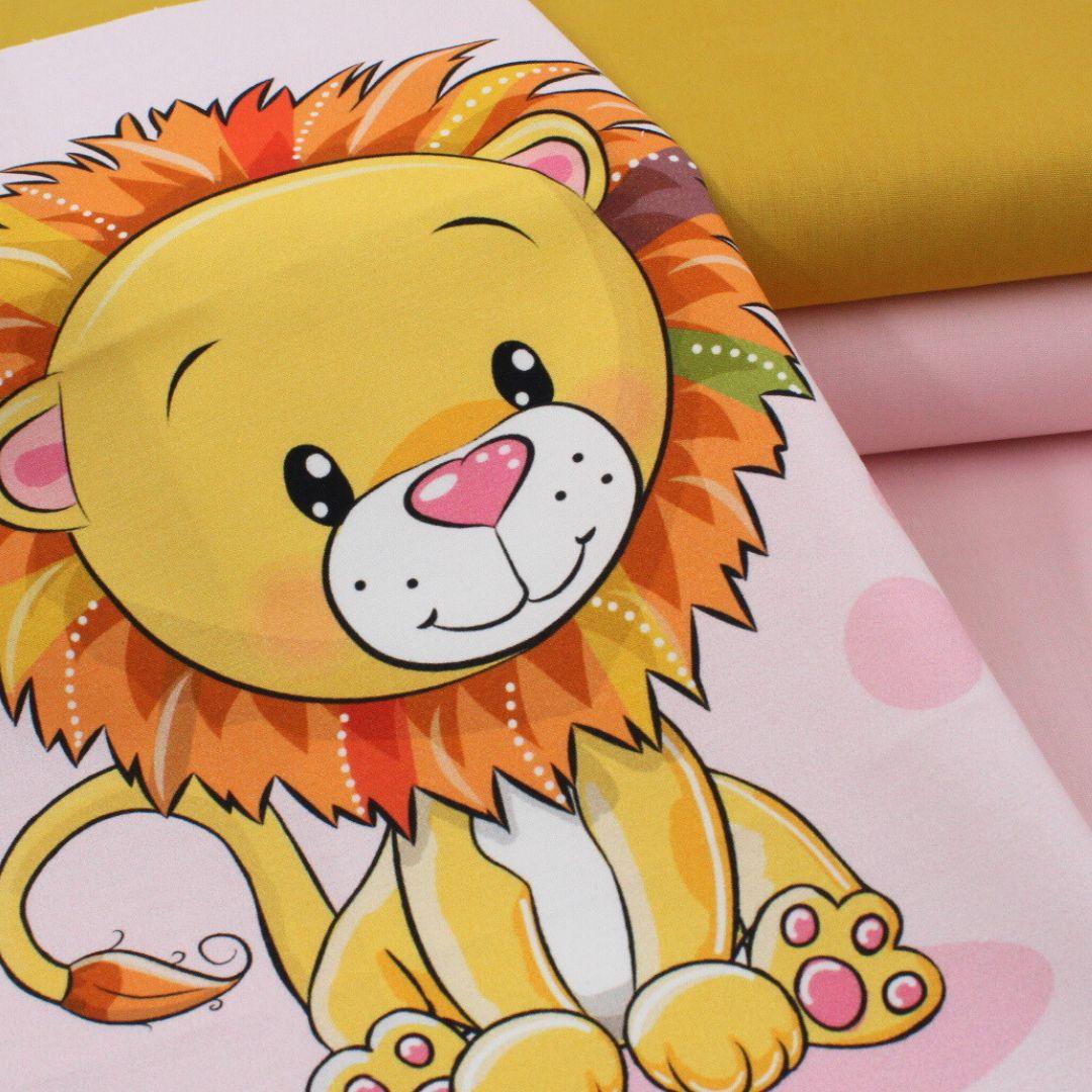 Baumwollpanel mit süßem Löwenmotiv auf rosa Hintergrund kombiniert mit Baumwollpopeline Uni in Hellrosa und Ockergelb
