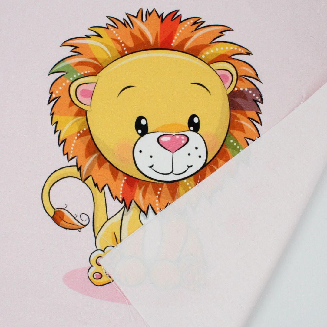 Nahaufnahme vom Baumwollpanel mit süßem Löwenmotiv auf rosa Hintergrund. Rückseite