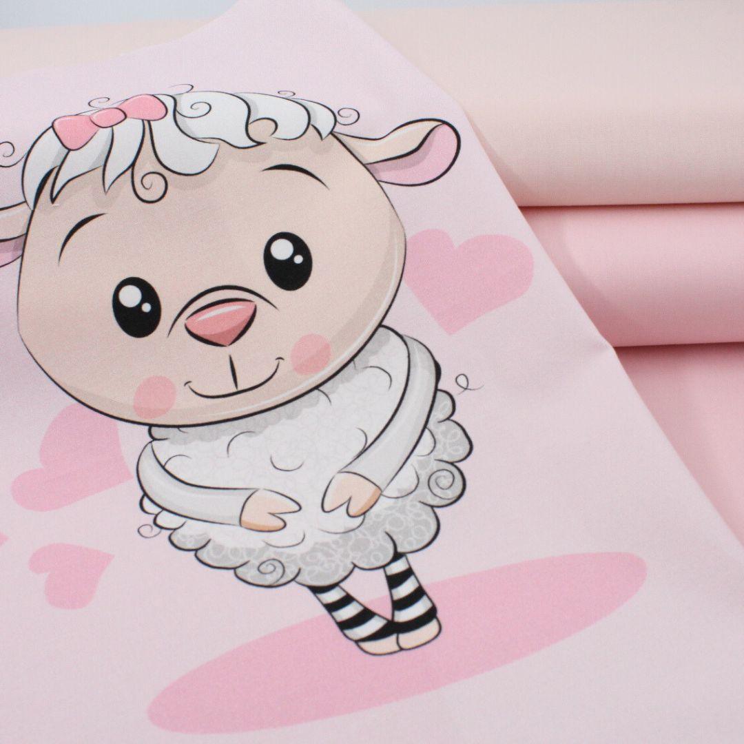 Detailansicht des süßen Schaf-Motivs auf hochwertigem rosa Baumwollstoff. Kombiniert mit Puderrosa und Hellrosa