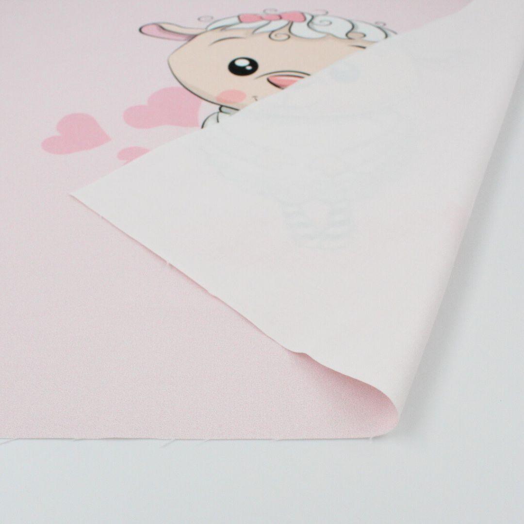 Gefaltetes Baumwollpanel Schaf auf Rosa, weicher Stoff für DIY Kissenprojekte. Nahaufnahme