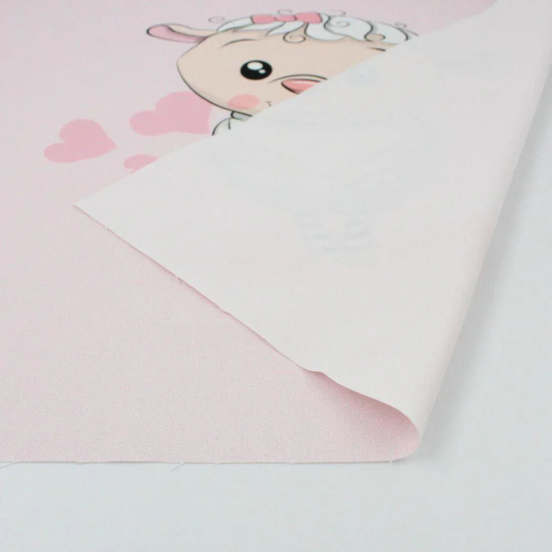 Gefaltetes Baumwollpanel Schaf auf Rosa, weicher Stoff für DIY Kissenprojekte. Nahaufnahme
