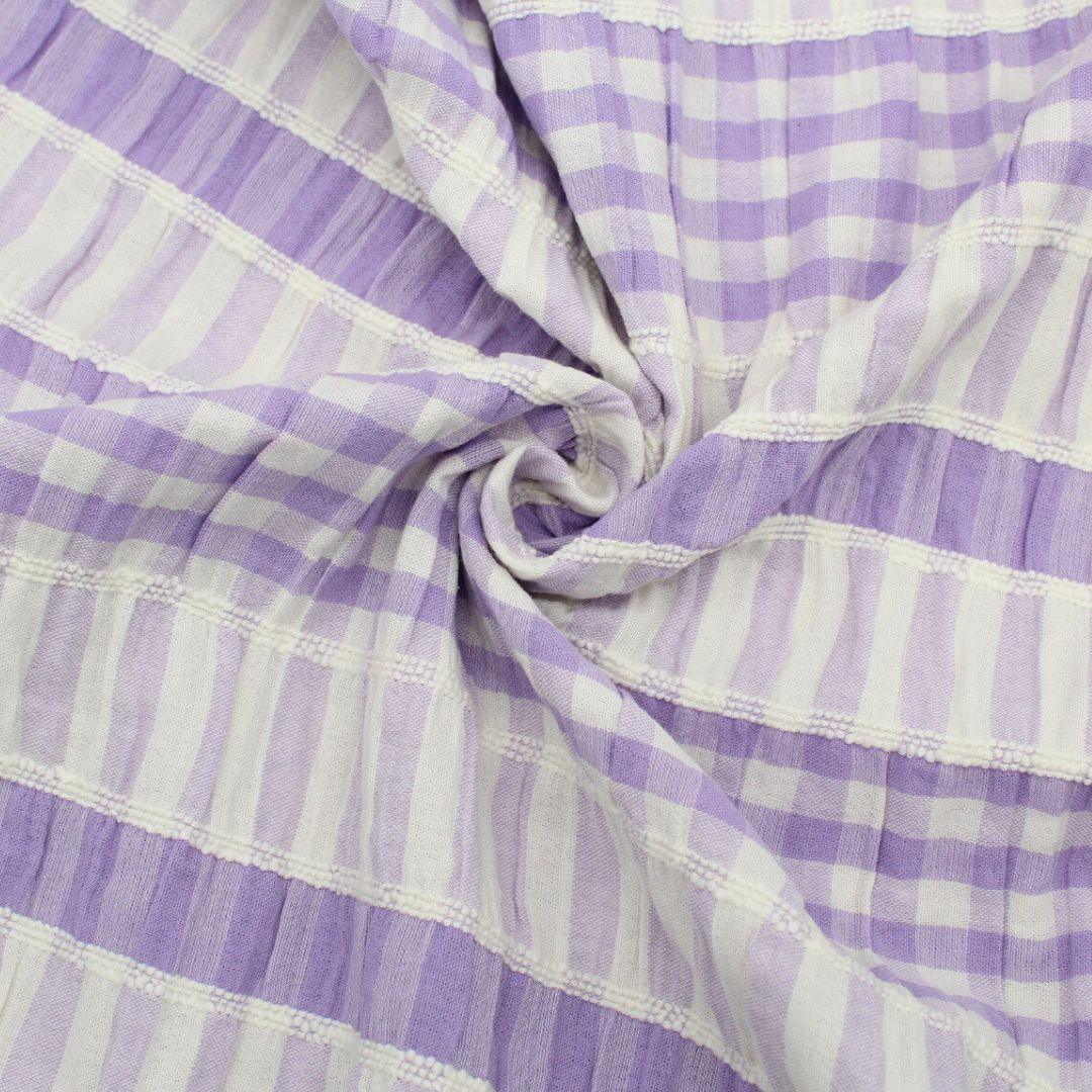 Baumwollstoff in Lila mit Karomuster und subtilen Streifen, ideal für die Herstellung von Kleidern, Blusen und Röcken – pflegeleicht und elastisch.