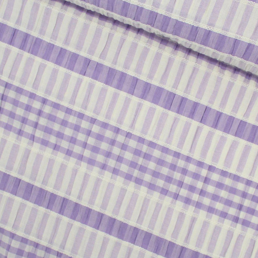 Baumwollstoff in Lila mit Karomuster und subtilen Streifen, ideal für die Herstellung von Kleidern, Blusen und Röcken – pflegeleicht und elastisch. Stoffball