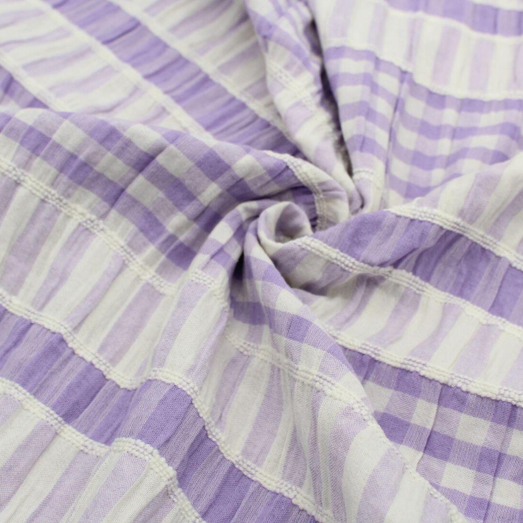 Baumwollstoff in Lila mit Karomuster und subtilen Streifen, ideal für die Herstellung von Kleidern, Blusen und Röcken – pflegeleicht und elastisch. Nahaufnahme