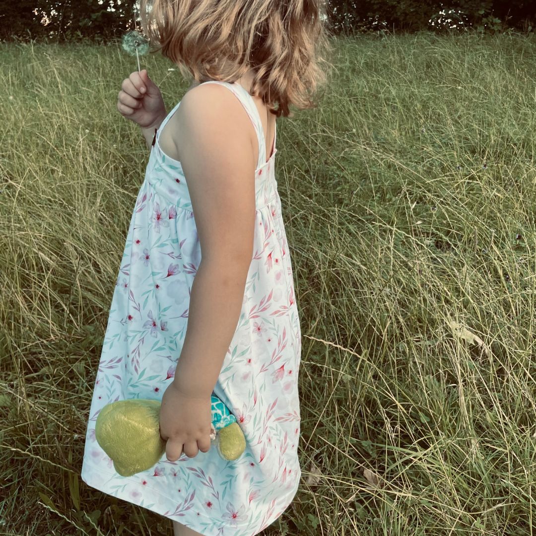 Zertifizierter Jersey Blumenparadies – weicher Baumwollstoff mit rosa-blauen Blüten auf weißem Grund für DIY-Nähprojekte | Kleid für ein Mädchen