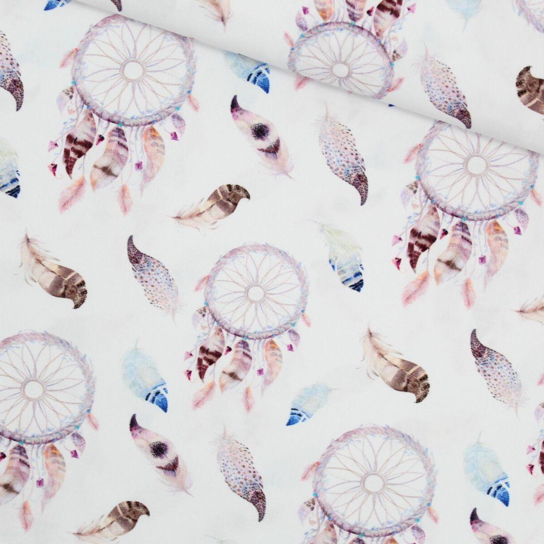 Baumwollstoff "Boho Traumfänger" in Mauve mit lila Traumfängern und Federn auf weißem Hintergrund
