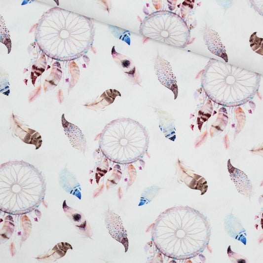 Baumwollstoff "Boho Traumfänger" in Mauve mit lila Traumfängern und Federn auf weißem Hintergrund