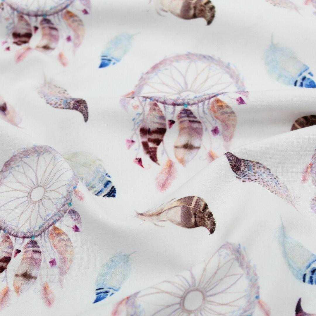 Baumwollstoff "Boho Traumfänger" in Mauve mit lila Traumfängern und Federn auf weißem Hintergrund | Nahaufnahme