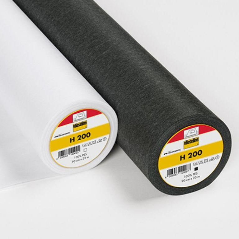 Nahaufnahme der Bügeleinlage H200 in Weiß und Schwarz – ideal für präzise Verstärkungen bei Nähprojekten.