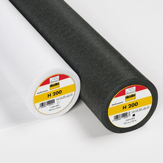 Nahaufnahme der Bügeleinlage H200 in Weiß und Schwarz – ideal für präzise Verstärkungen bei Nähprojekten.