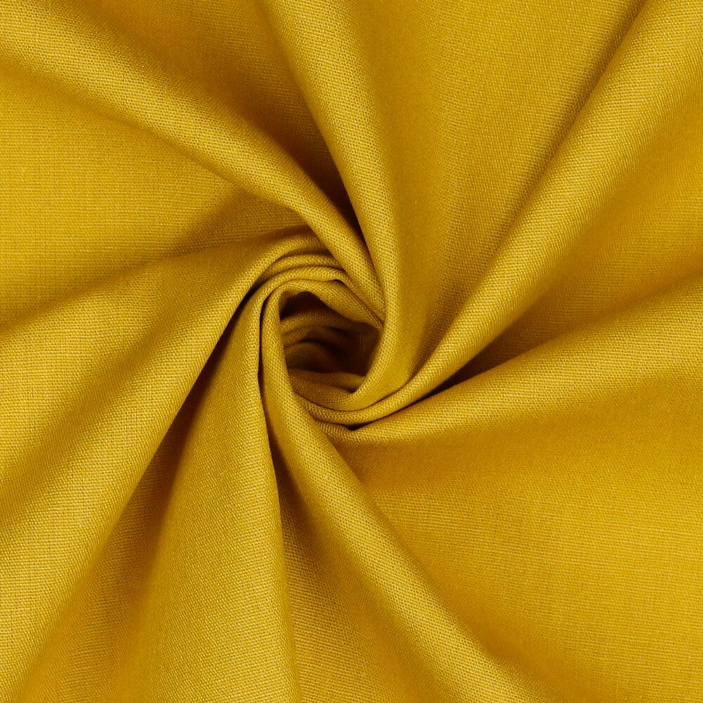 Hochwertige Baumwollpopeline in Ockergelb – eleganter Stoff auf einem Schneiderpuppe drapiert.