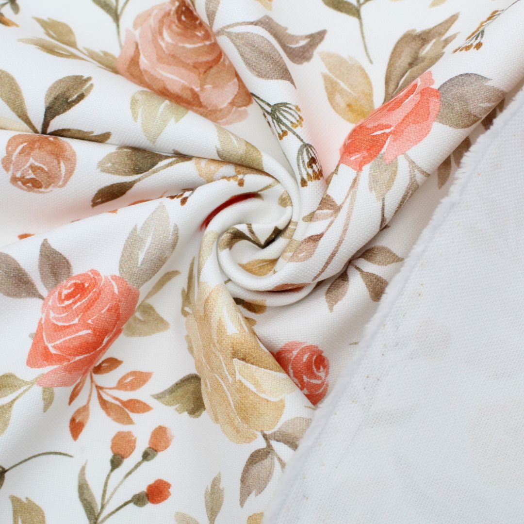 Baumwoll-Dekostoff mit einem frischen Blumenmuster, mit Rückseite