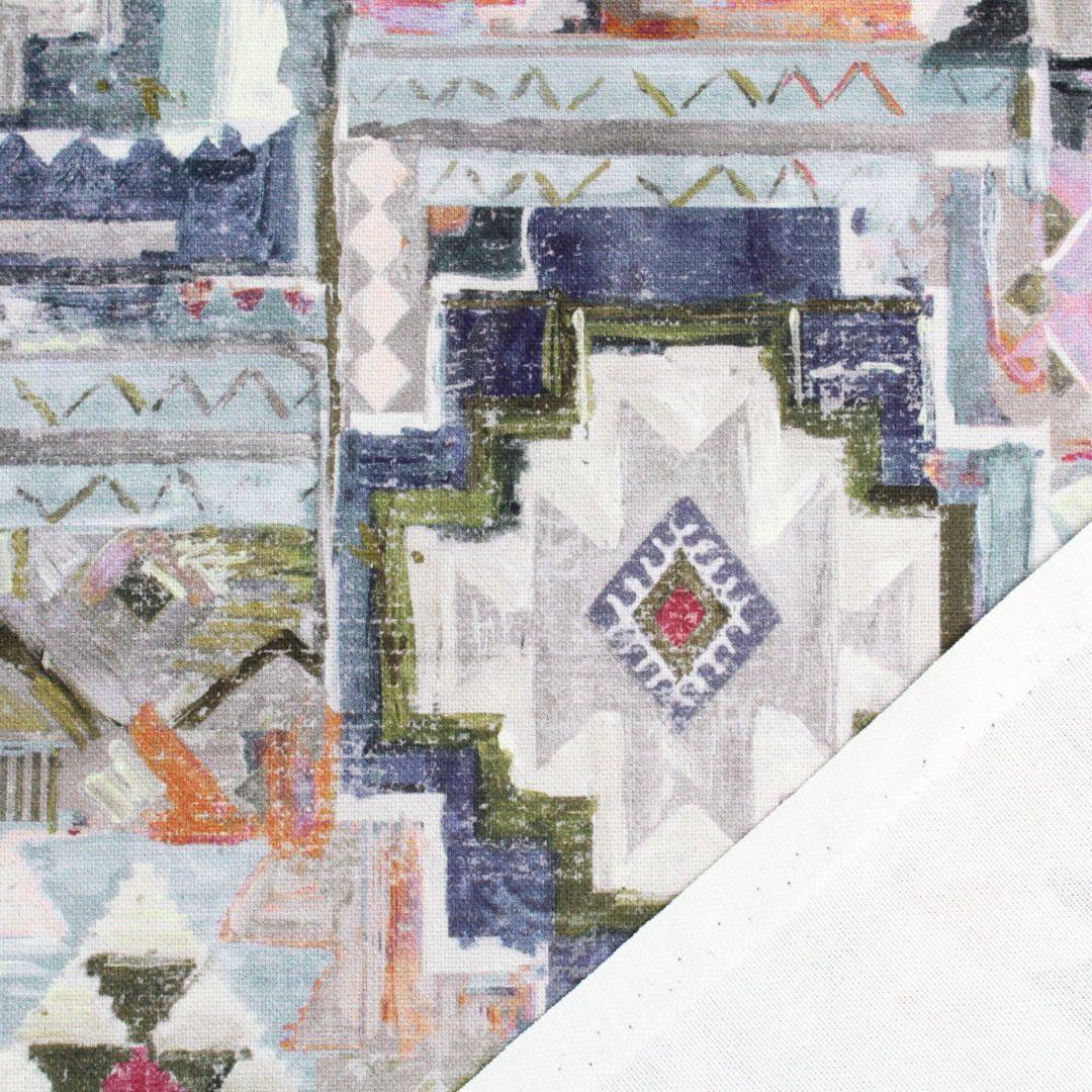 Stilvoller Canvas-Stoff mit kräftigem Tribal-Design in Blau, Grün, Rosa und Schwarz auf strukturierter Oberfläche.