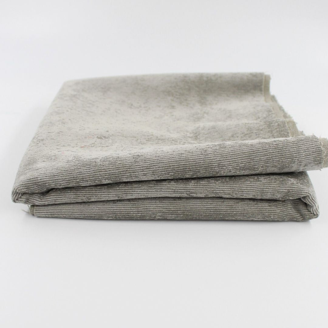 Ein weicher Feincord-Stoff in LIght Khaki, sorgfältig gefaltet. Perfekt für Nähprojekte wie Kleidung, Taschen oder Dekoration.