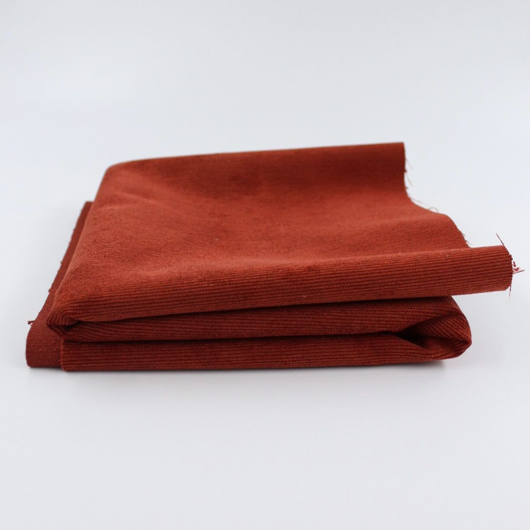 Unser Feincord-Stoff in Rostrot bringt Wärme in jedes Nähprojekt. Perfekt für Taschen, Kleidung & DIY-Ideen.