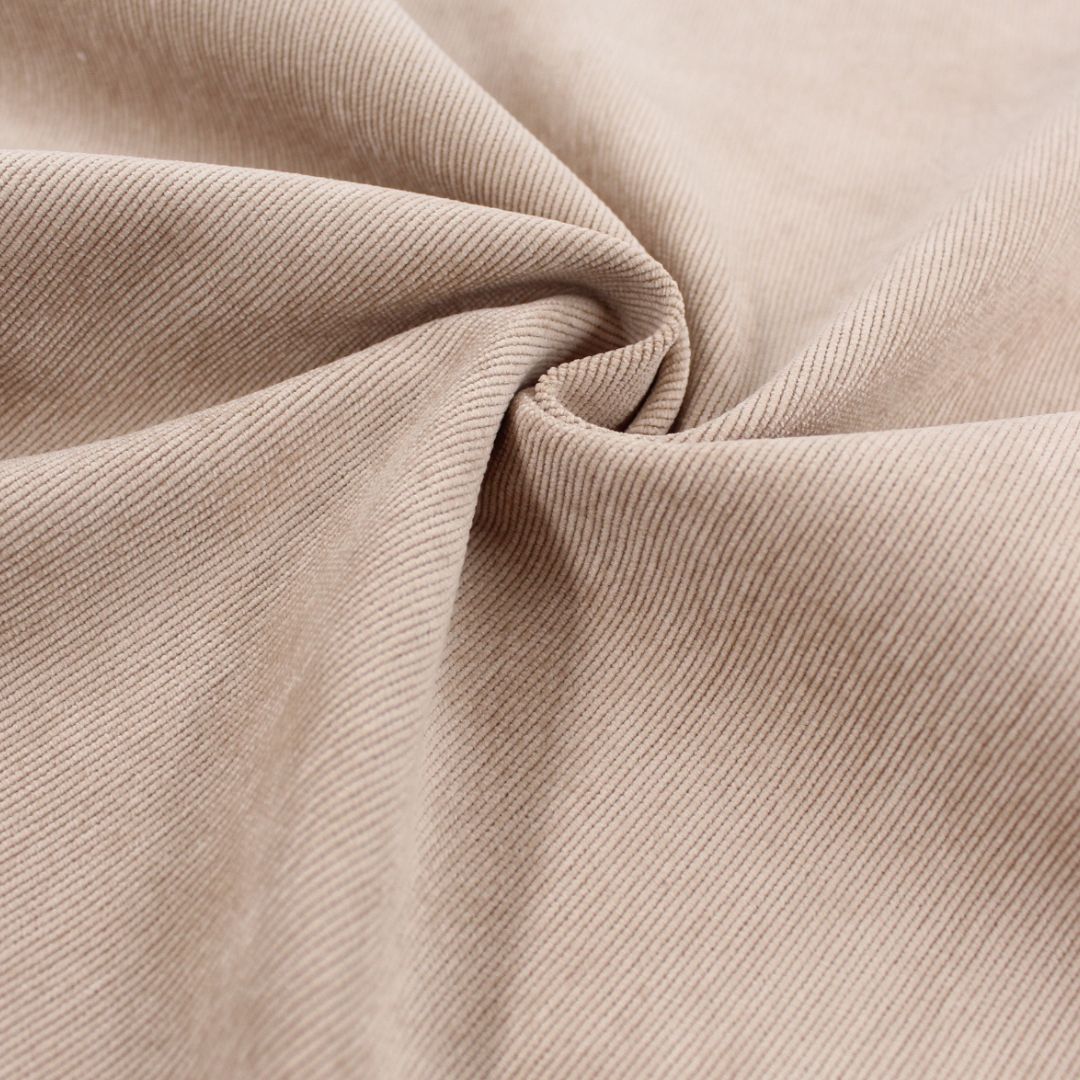 Unser Feincord-Stoff in Sand bringt Wärme in jedes Nähprojekt. Perfekt für Taschen, Kleidung & DIY-Ideen.