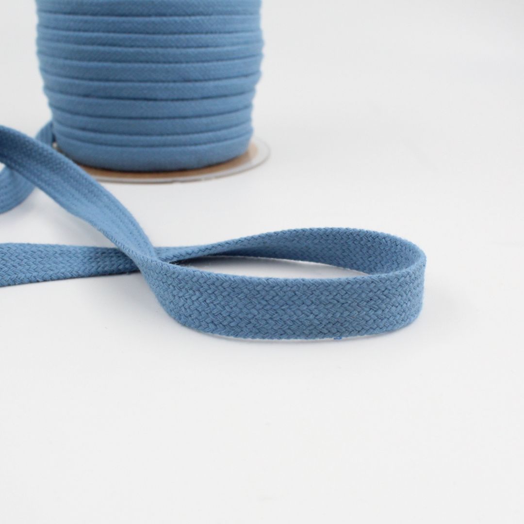 Nahaufnahme von Kordel aus Baumwolle in Jeansblau