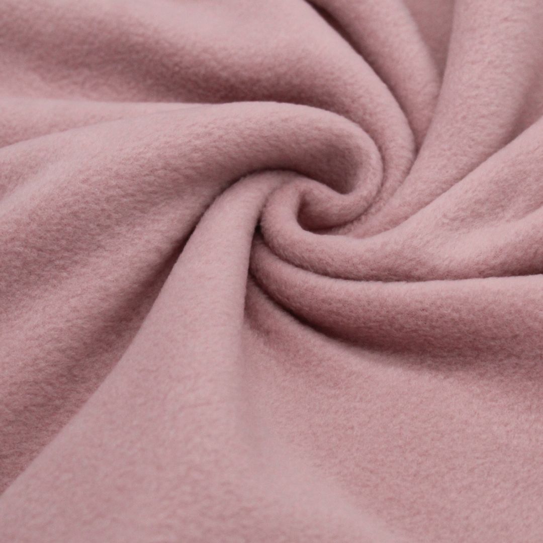 Super weicher Antipilling-Fleece, vielseitig einsetzbar für Nähprojekte wie Tagesdecken, Pullover und warme Bekleidung. Bleibt lange weich und formbeständig ohne Knötchenbildung. Farbe: Nude Rosa