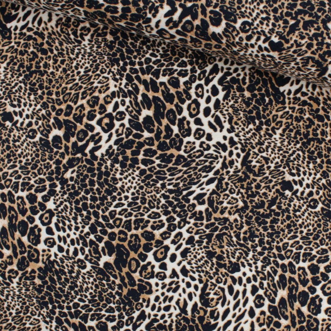 Leichter Sweatstoff mit Animal Print – aufgerollt und offen ausgebreitet