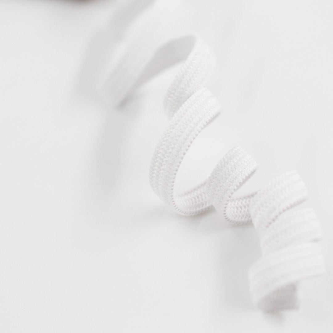 Nahaufnahme eines weißen Gummibands mit feiner Textur, 5 mm breit – hochwertiges Elastikband aus Latex und Polyester.
