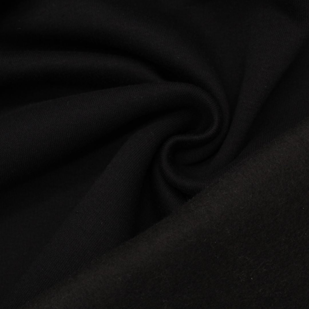 Nahaufnahme des Wintersweat Heavy Jogging mit kuscheliger Rückseite, die Hautfreundlichkeit und Komfort für Kinderkleidung zeigt.