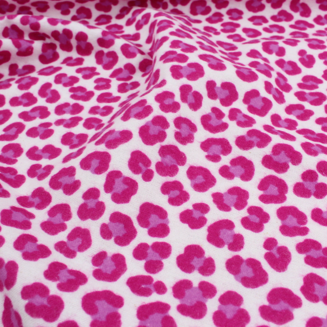 Flauschiger Flanellstoff mit auffälligem Leopardenmuster – Meterware, 145 cm breit