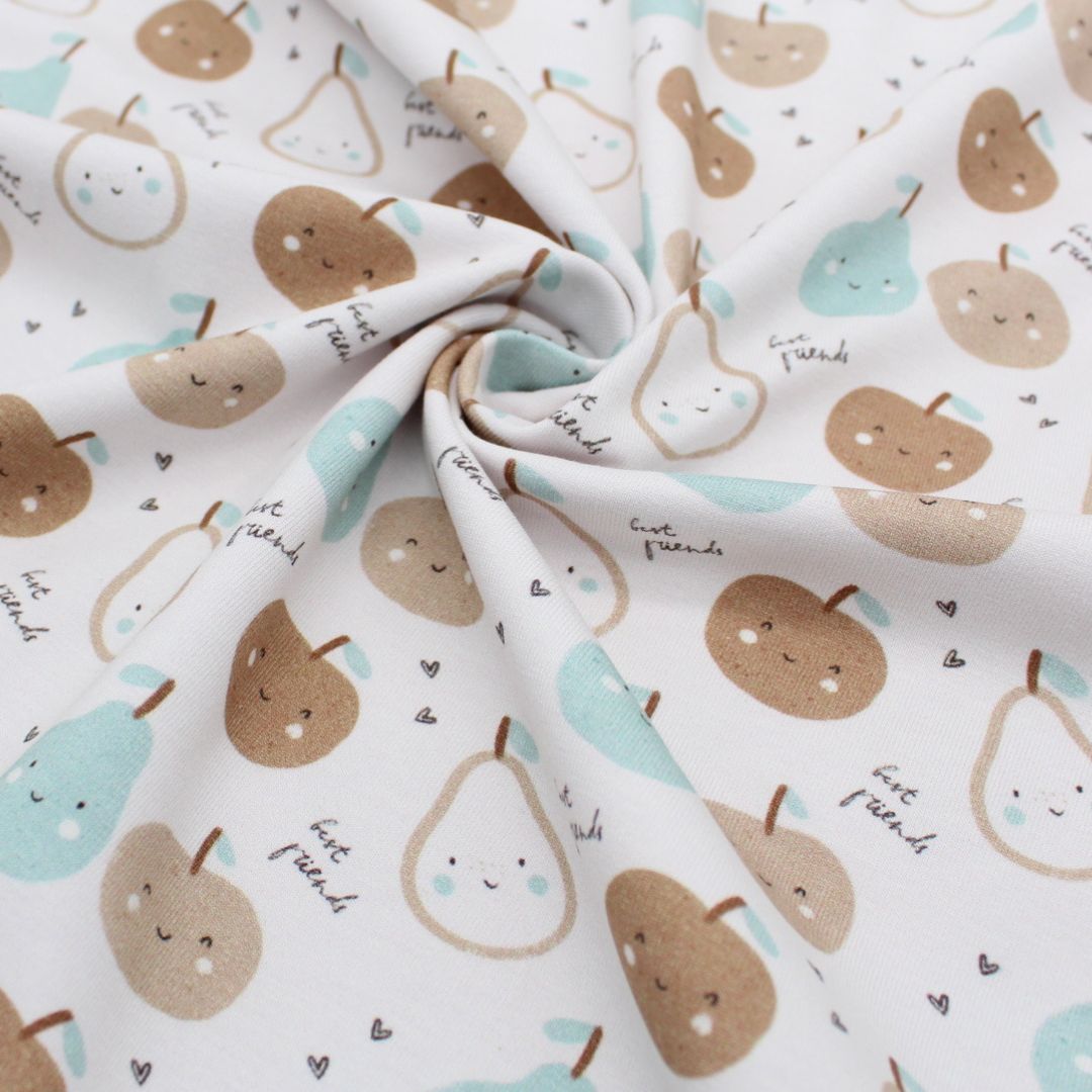 Detailansicht des Jersey-Stoffs mit Apfel und Birne Design, geeignet für kreative Nähprojekte für Babys und Kinder.