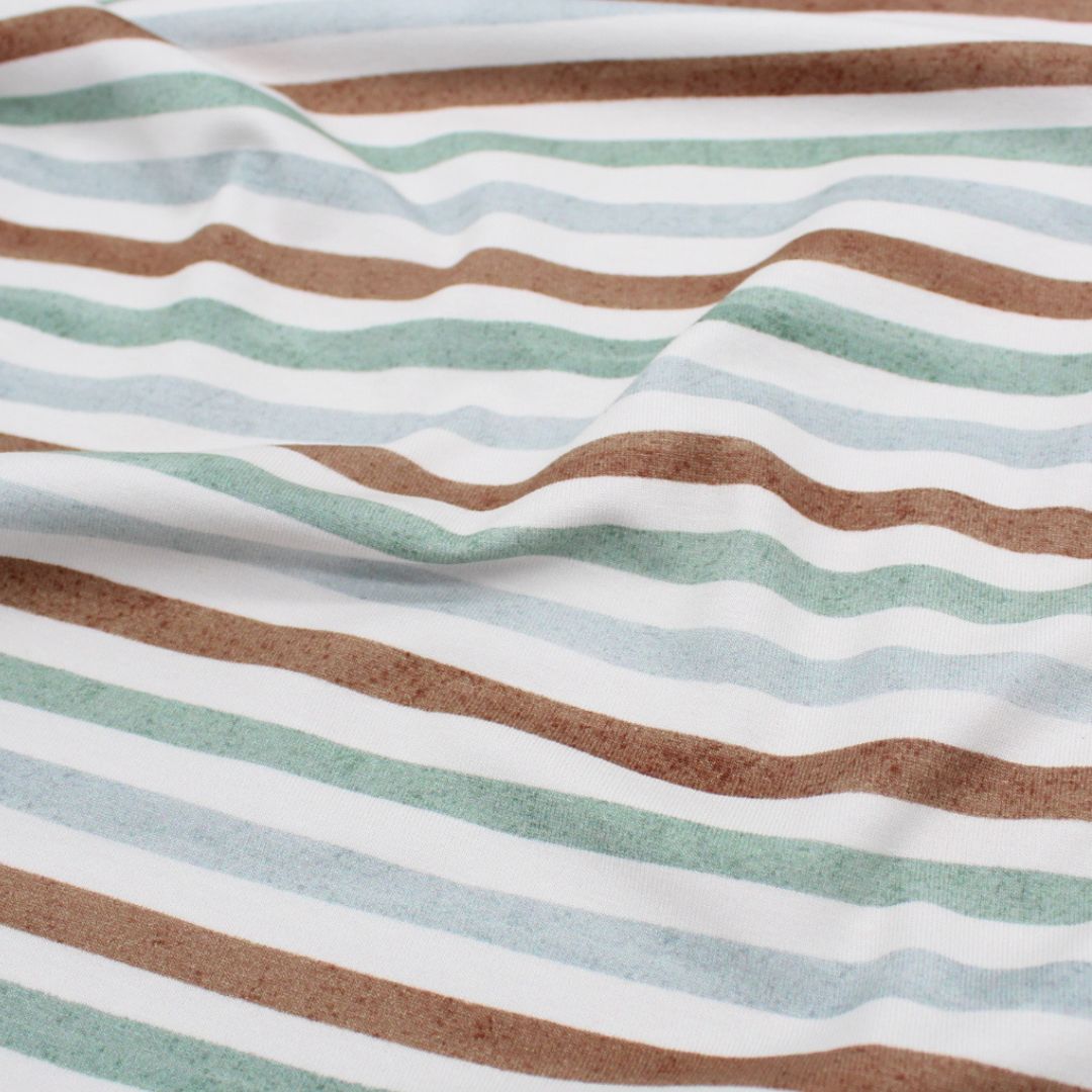Nahaufnahme des Jersey-Stoffs mit gezeichneten Streifen in braun und mint, ideal für kreative Nähprojekte.