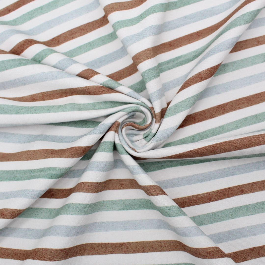 Detailansicht des weichen, elastischen Jersey-Stoffs mit Streifen in braun und mint, perfekt für Babykleidung.