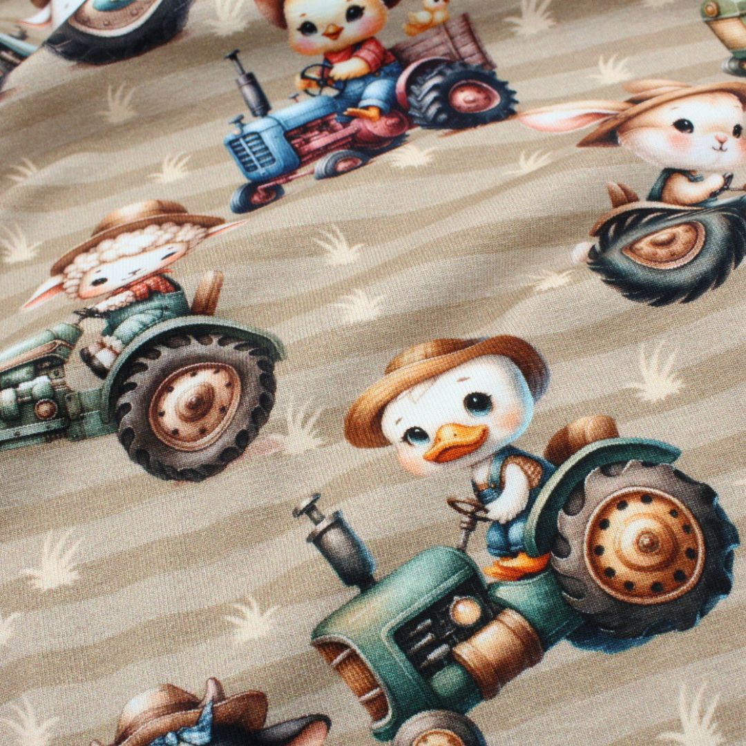 Kinderfreundlicher Jersey Stoff: Bauernhoftiere fahren Traktor, ideal für Baby- und Kinderbekleidung.
