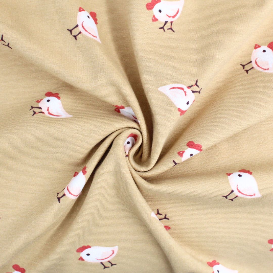 Elastischer Jersey mit Tiermotiv – Hühner auf hellbraunem Hintergrund