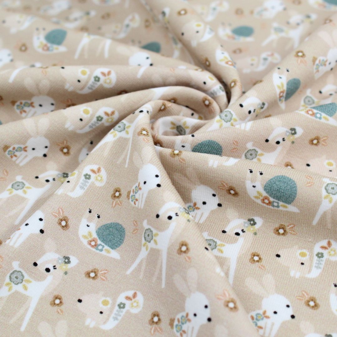 Nahaufnahme Jersey mit Hase und Reh auf sandfarbenem Hintergrund