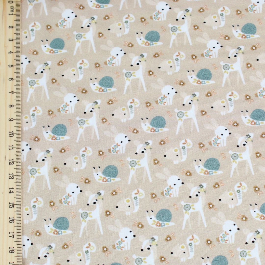 Jersey-Stoff mit Waldbewohnern – Reh, Eichhörnchen und Hase als Muster