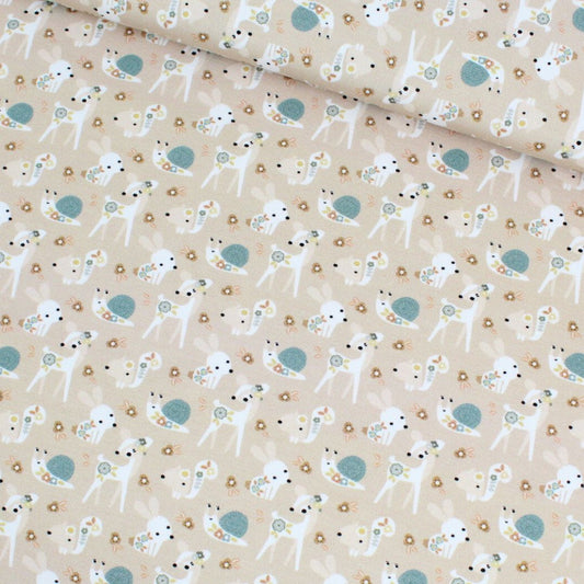 Detailaufnahme Jersey-Stoff mit Reh, Hase und Schnecke in Naturtönen