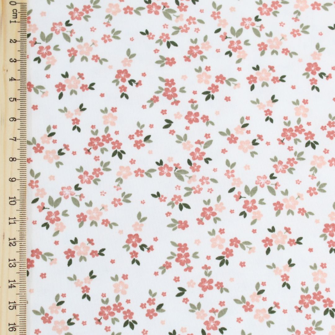 Detailaufnahme: Jersey Stoff mit Blumen auf Ecru für Kleidung