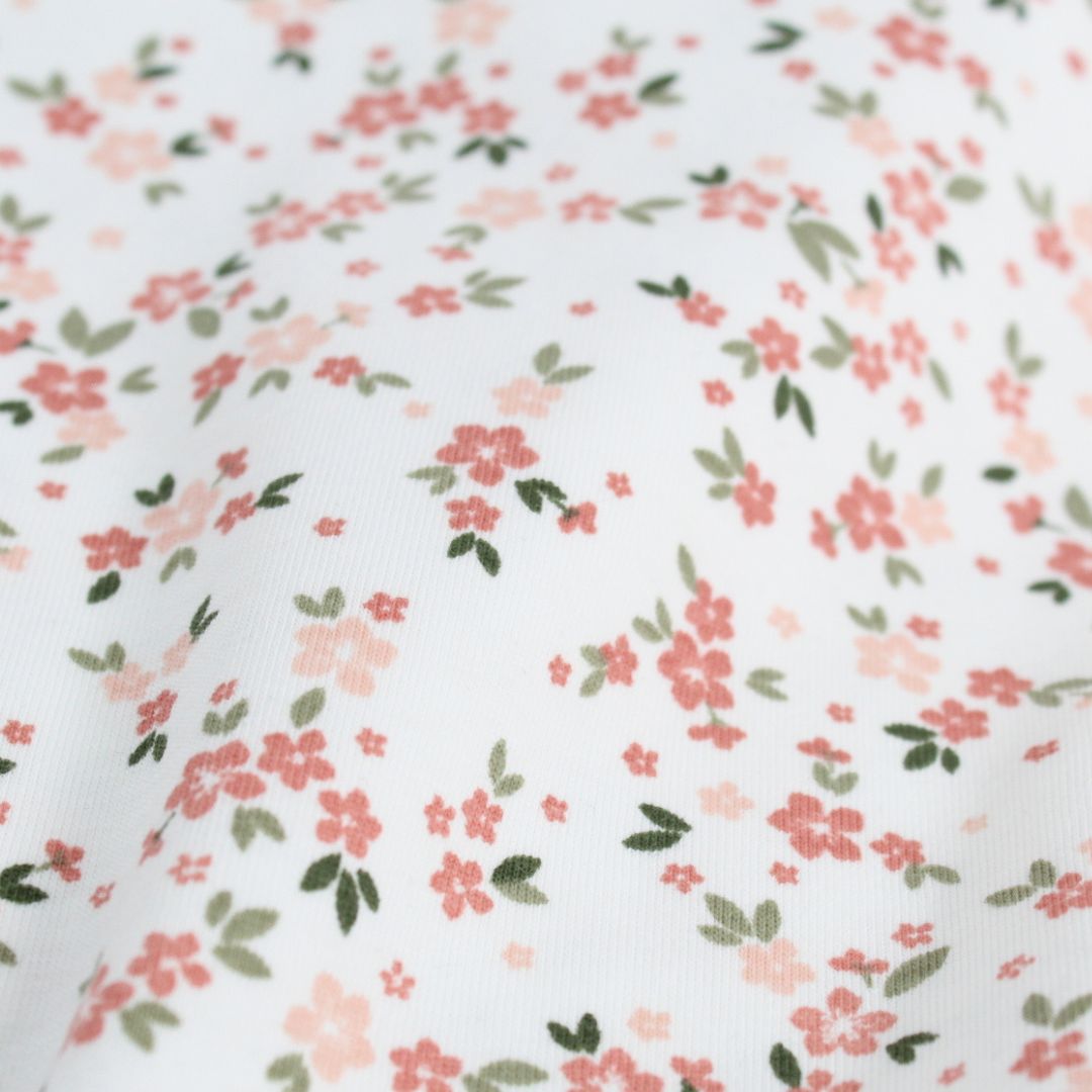 Floraler Baumwolljersey – rosa Blumen auf ecrufarbenem Hintergrund