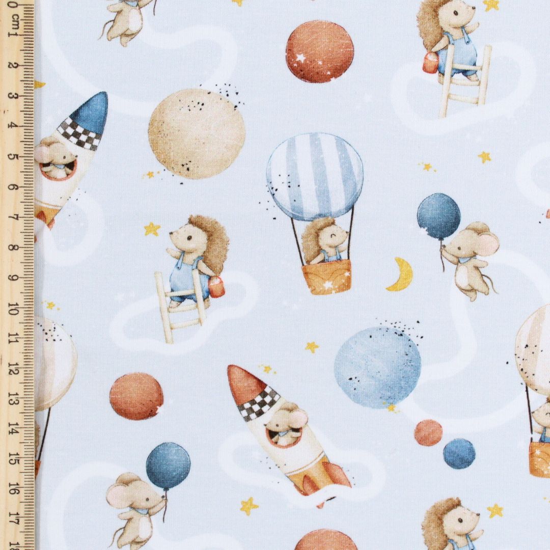 Mustergröße Jersey Stoff Traumreise in Pastellblau mit Tiermotiven, Heißluftballons, Raketen und Sternenhimmel