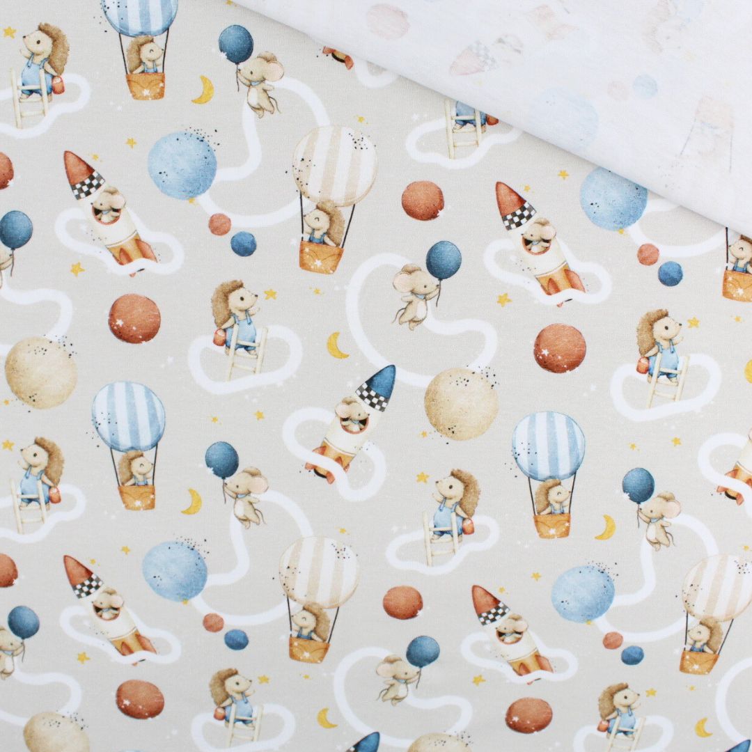 Jersey Stoff Traumreise in Sand mit Tiermotiven, Heißluftballons, Raketen und Sternenhimmel