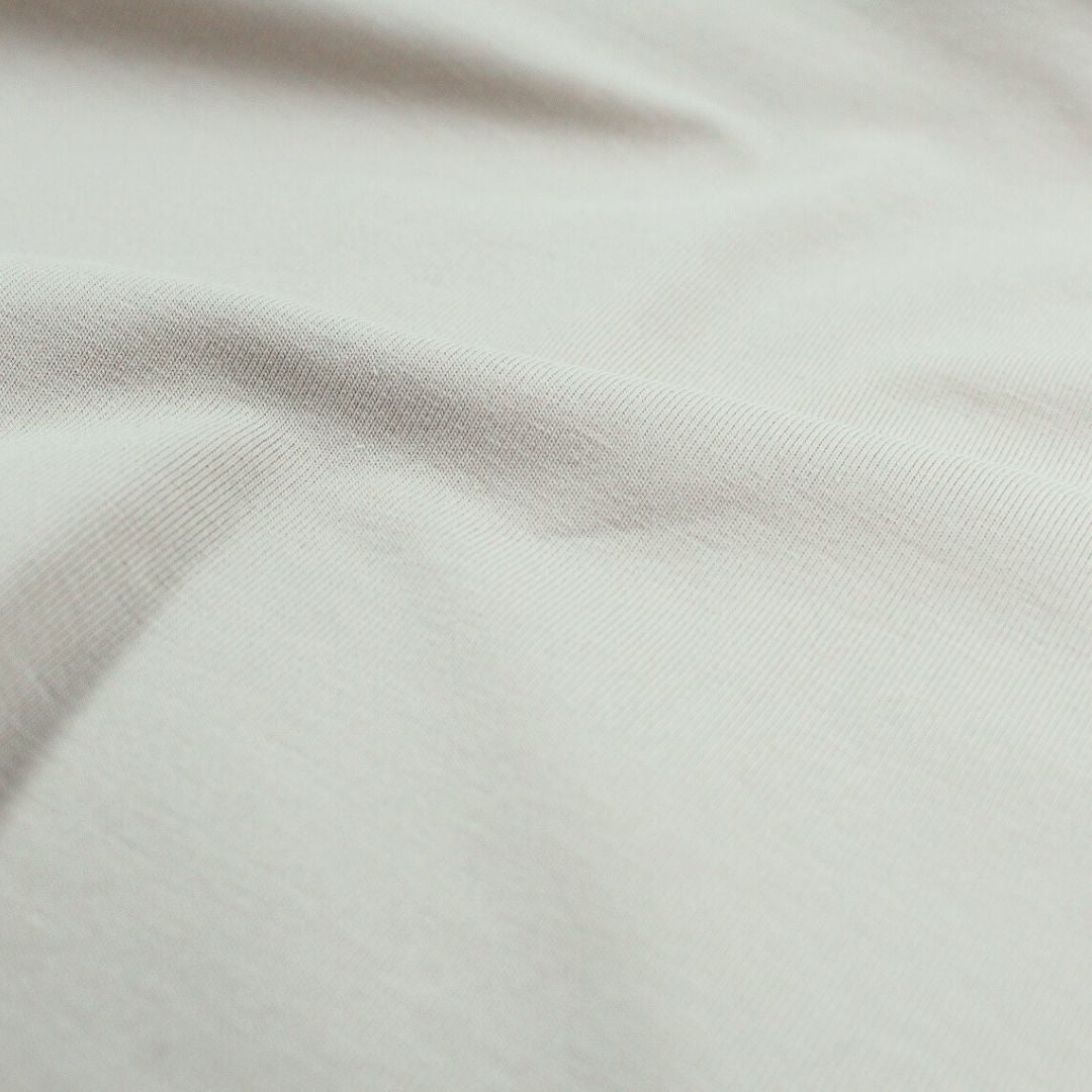 Weicher und elastischer Jersey Stoff uni in Beige. Nahaufnahme