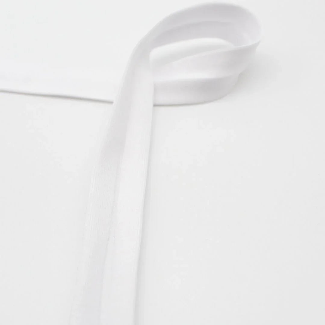 Nahaufnahme des Schrägbands aus Jersey in Weiß, das die elastische und dehnbare Struktur zeigt.