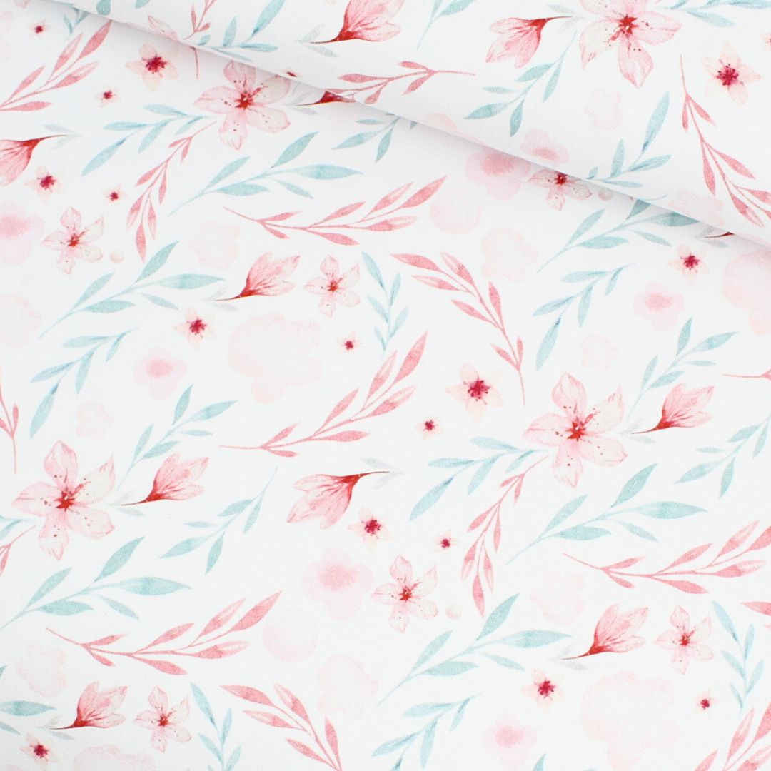 Jersey Stoff Blumenparadies mit zartrosa und blauen Blumen auf weißem Hintergrund – ideal für Baby- und Kinderkleidung